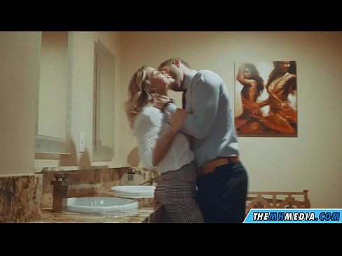 ❤️ کله چې یو ښکلی سپین رنګ تاسو په عامه تشناب کې جذبوي په موږ کې٪ ps.sexonfire.ru٪؛ ❌️